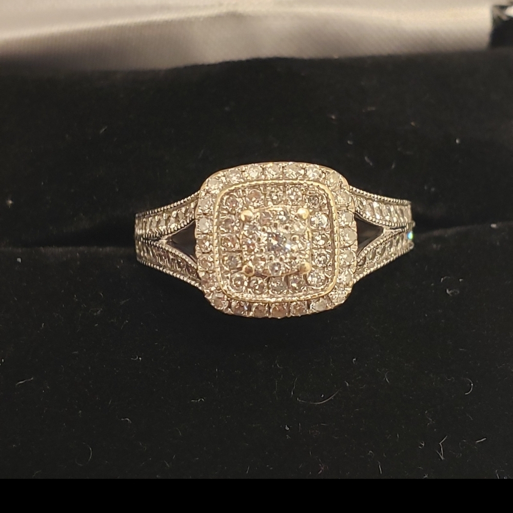 Beautiful 10k gold 1Ctt diamond ring